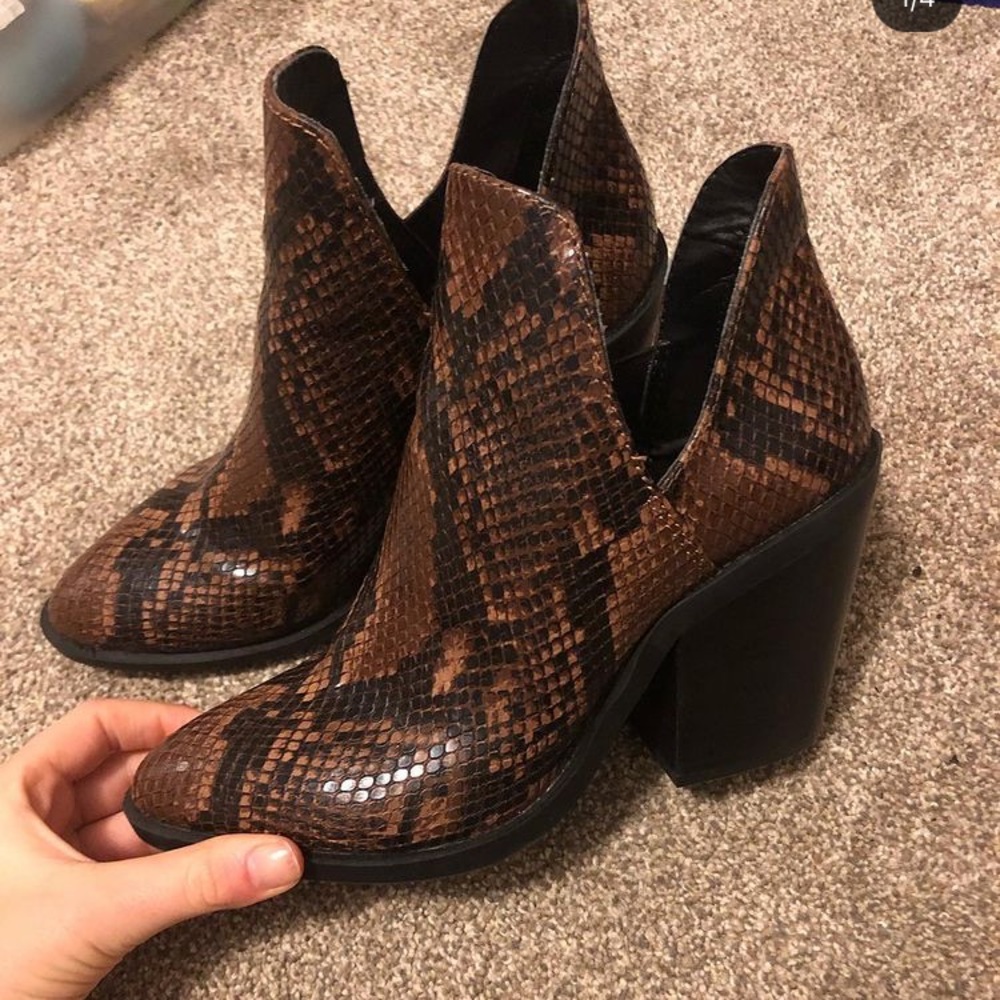 NEW NEVER WORN Steve Madden Snakeskin Booties 7